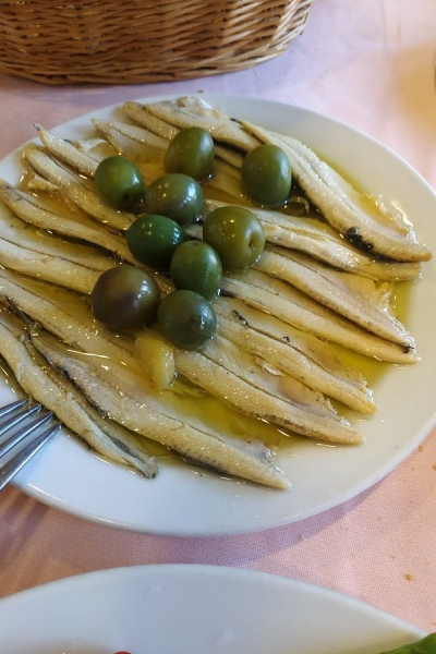 Zarra con anchoas y aceitunas en Plaza Mayor Madrid