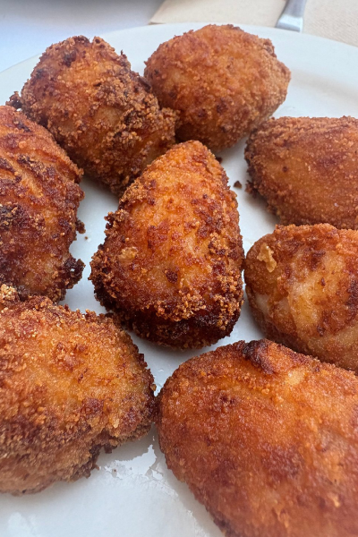 Zarra con croquetas en Plaza Mayor Madrid