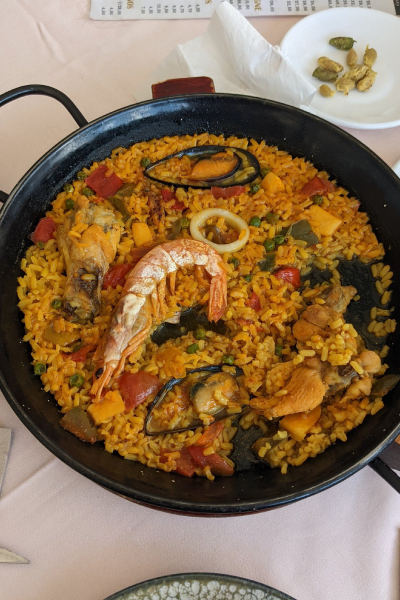 Zarra con paella mixta en Plaza Mayor Madrid